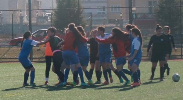 Erkek antrenör kadın futbolcuya saldırdı