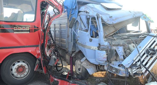 Es Es'in emektarı kaza yaptı: 13 kişi yaralandı