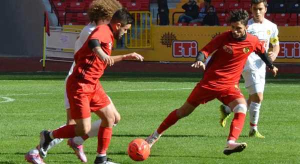 Es Es yeni evinde ilk maçını yaptı