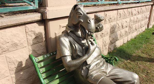 Eşek heykelinin kulaklarını koparttılar