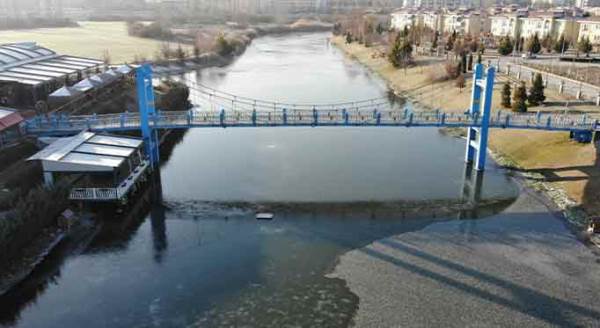 Eskişehir -10 dereceyi gördü, Porsuk Çayı buz pistine döndü!