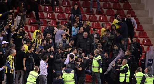 Eskişehir Basket - Fenerbahçe Doğuş maçında kavga 