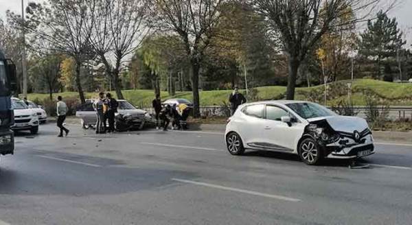 Eskişehir çevre yolunda 4 araç birbirine girdi