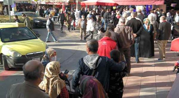 Eskişehir’de “indirim” kuyruğu! 2 saat içerisinde...
