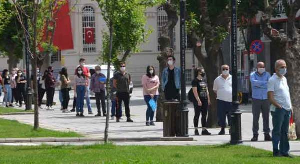 Eskişehir'de, sokağa çıkma yasağında orada kuyruk vardı!