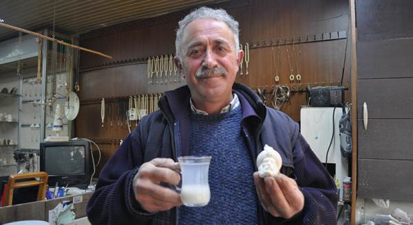 Eskişehir'de 30 senedir çayına "taş" karıştırıyor!