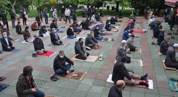 Eskişehir'de 74 gün sonra ilk cuma namazı