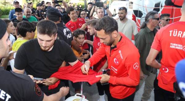 Eskişehir'de A Milli Takım coşkuyla karşılandı 