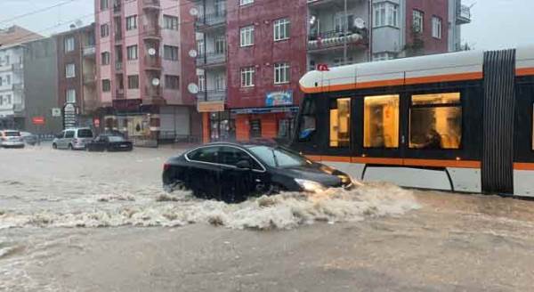 Eskişehir'de adeta gök delindi, sokaklar göl oldu!
