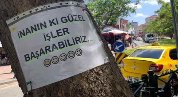 Eskişehir'de ağaçlarda gülümseten notlar!