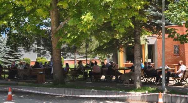 Eskişehir'de ailelerin "sosyal mesafeli" bekleyişi