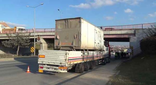 Eskişehir'de akla ziyan kaza! Yüksekliği hesap etmeyince...