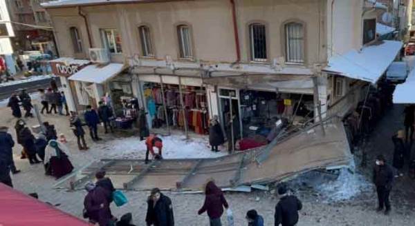 Eskişehir'de alışveriş yapanların üzerine devrildi, umursayan olmadı!