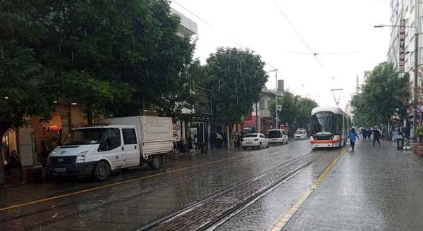 Eskişehir'de ani bastıran sağanaktan kaçamadılar