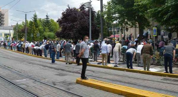 Eskişehir'de aniden bastıran yağmur onları engellemedi