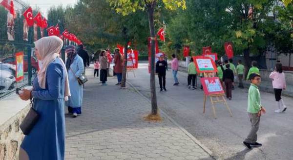 Eskişehir'de anlamlı sokak sergisi: Cumhuriyetin 100. Yılına özel... 