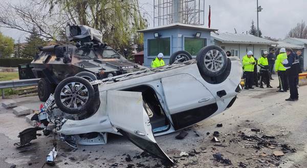 Eskişehir'de aracıyla polis kontrol noktasına daldı