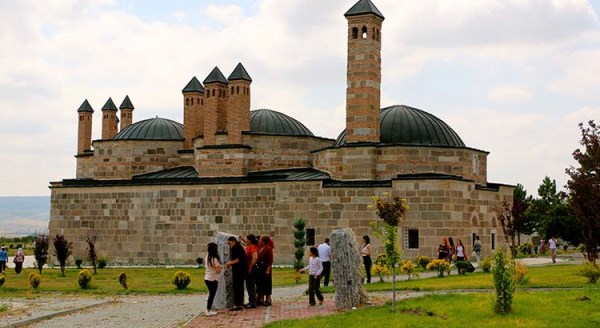 Eskişehir'de asırlık külliye kardeşliğe kucak açıyor