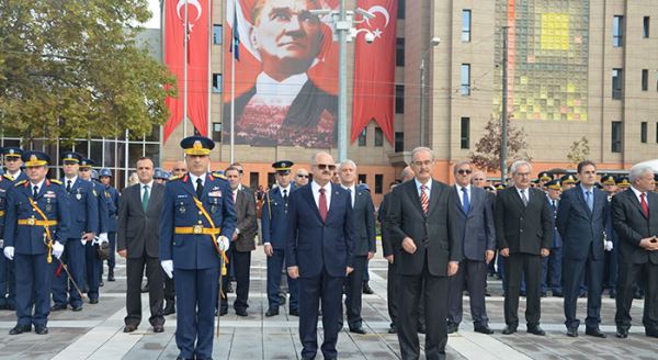 Eskişehir'de Atatürk Anıtı'na çelenk sunuldu