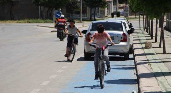 Eskişehir'de bisiklet yolları böyle işgal ediliyor