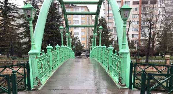 Eskişehir’de bu köprüler tedirgin ediyor!