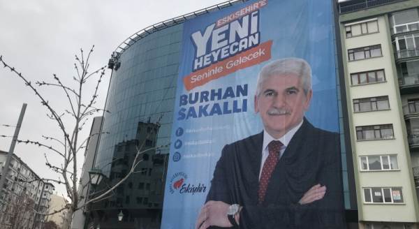 Eskişehir'de Burhan Sakallı'nın seçim afişi indirildi