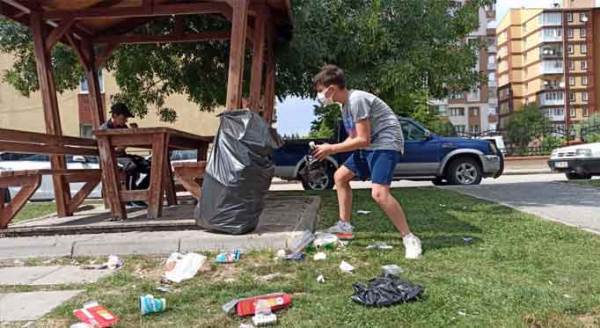 Eskişehir'de büyükler kirletti, o topladı! Utandıracak görüntüler...