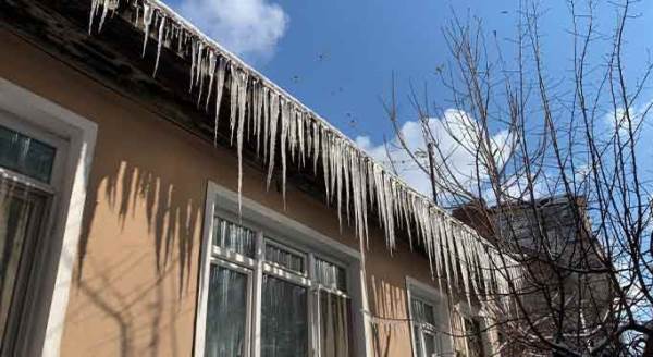 Eskişehir'de çatılardan “tehlike” sarkıyor!
