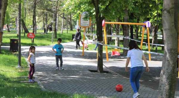Eskişehir'de çocuklar sokaklara akın etti