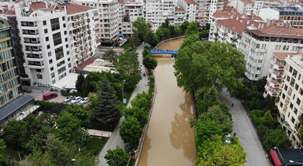 Eskişehir'de dinmeyen sağanak Porsuk Çayı'nın rengini değiştirdi!