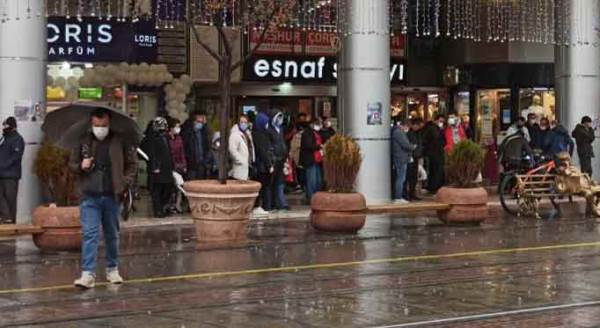 Eskişehir'de dolu yağdı, saçak altları doldu!