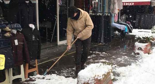 Eskişehir'de esnaf kar mesaisine başladı