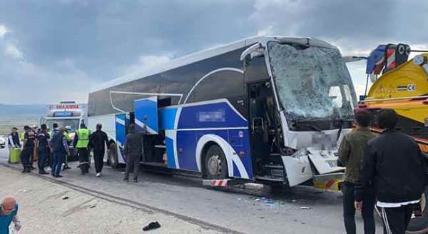 Eskişehir'de feci kaza! Yolcu otobüsü çekiciye arkadan çarptı!