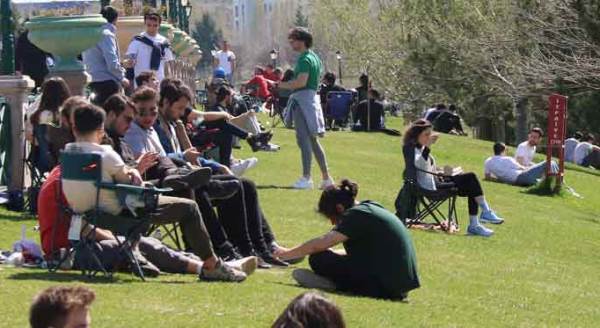 Eskişehir'de güneşli hava koronavirüsü unutturdu