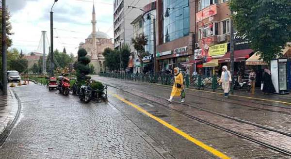 Eskişehir'de güneşli havada şaşırtan yağmur
