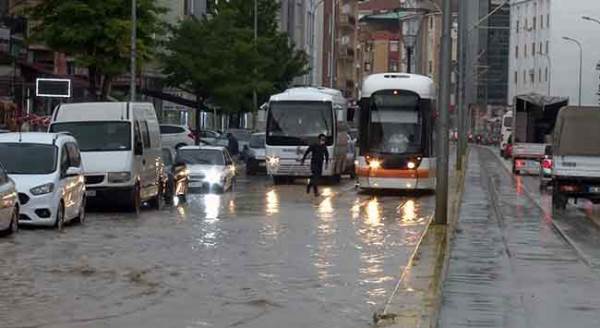 Eskişehir'de hayatı felç eden yağmur!