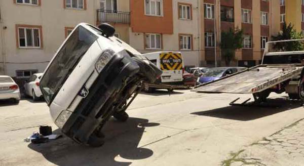 Eskişehir'de hayrete düşüren kaza: Direksiyonda bunu yapınca...
