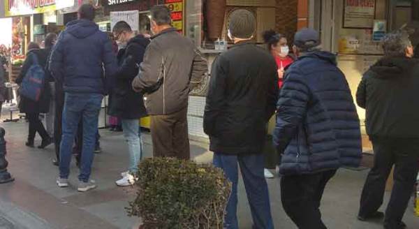 Eskişehir'de hayrete düşüren kuyruk!