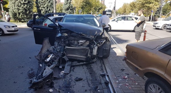 Eskişehir'de iki otomobil çarpıştı