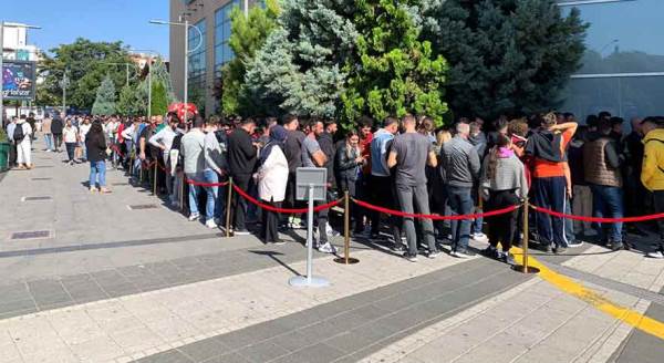 Eskişehir'de indirimli iPhone kuyruğu