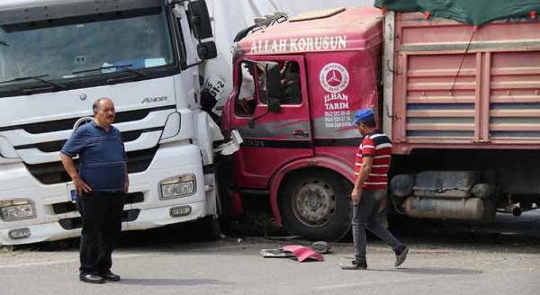Eskişehir'de kamyon ile tır çarpıştı!