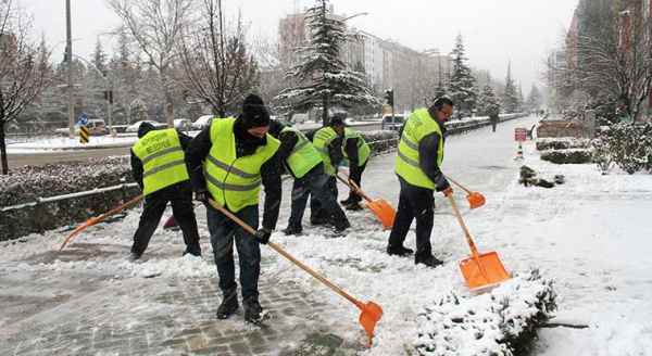 Eskişehir'de kar ve buz temizliği yapılıyor