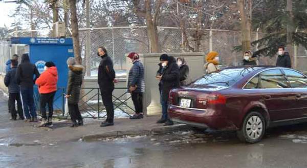 Eskişehir'de kısıtlamada uzayıp giden kuyruk...