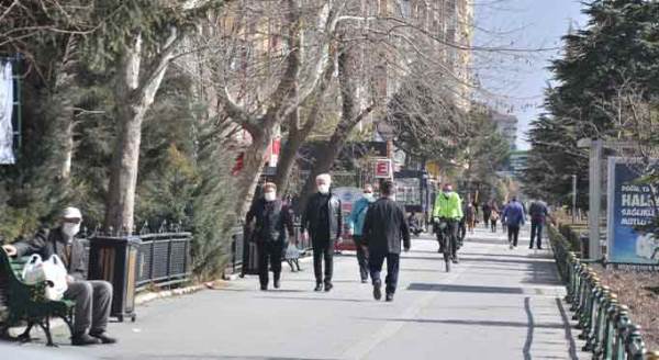 Eskişehir'de kısıtlamaya rağmen sokaklar doldu...