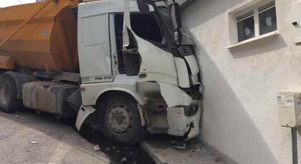 Eskişehir'de korkunç kaza! Binaya girdi!