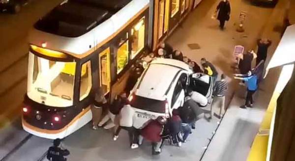 Eskişehir'de korkunç kaza: Tramvay ile cip arasında sıkıştı