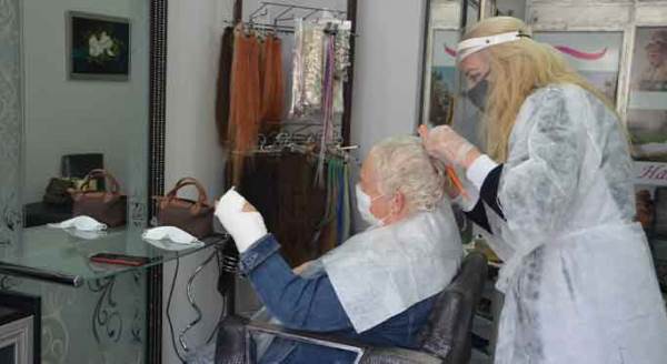 Eskişehir'de kuaförler çalışmaya başladı...