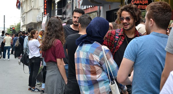 Eskişehir'de metrelerce kayıt kuyruğu