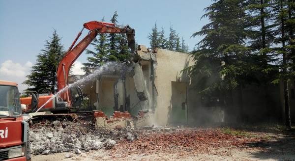 Eskişehir'de metruk binalarla mücadele sürüyor