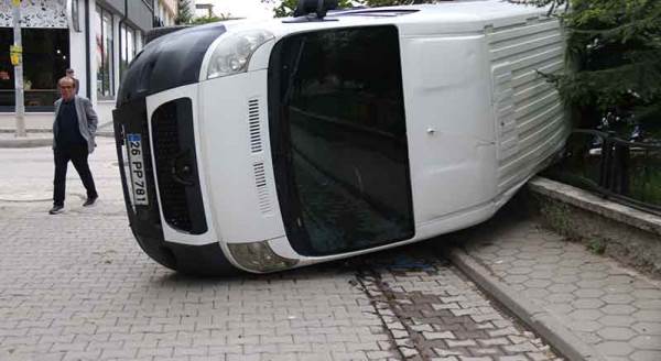 Eskişehir'de minibüsün çarptığı panelvan bahçeye devrildi!